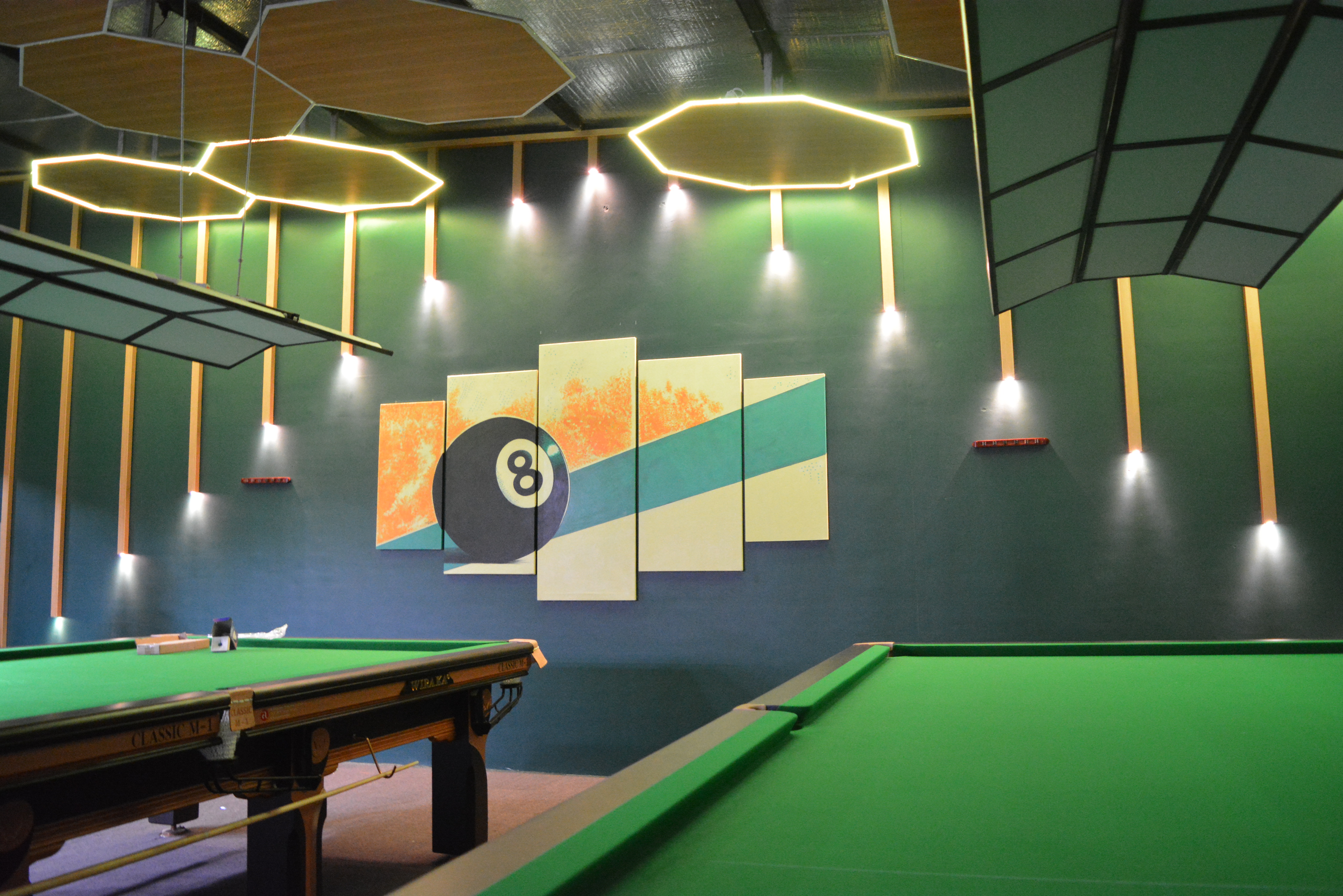 Championship snooker table